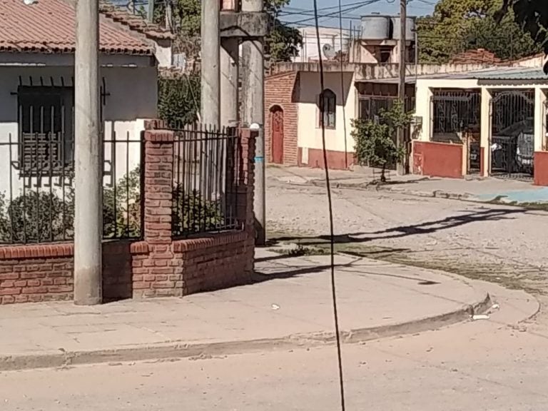 Esquina de las calles José Mármol y Puesto del Marqués donde se estaciono el auto que usaron los delincuentes. Una cámara de vigilancia tendría el registro del vehículo.