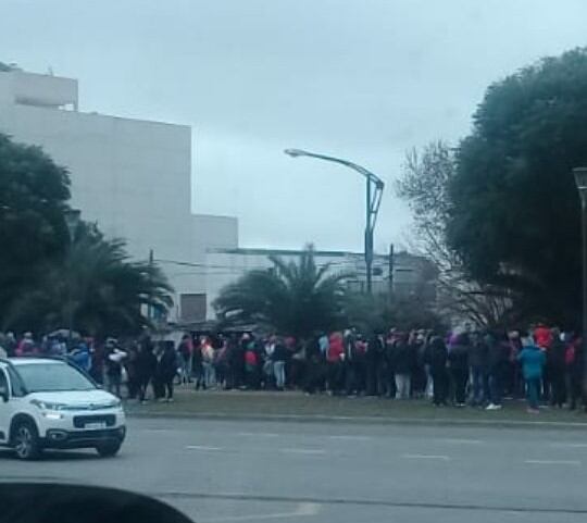 Concentración en la puerta del Hipermercado Libertad.