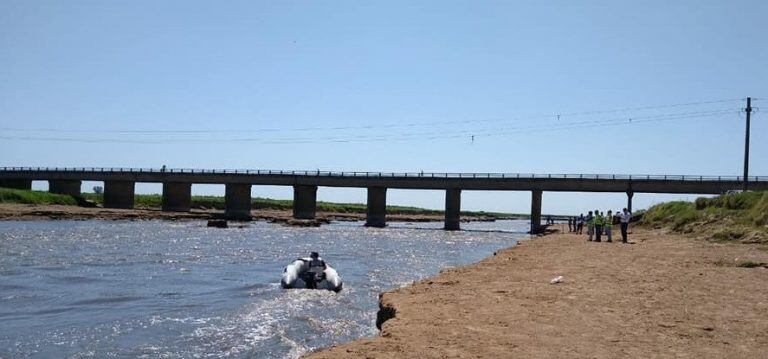 Verifican el estado del puente en Ruta 3 y puente del Río Salado. Foto: Noti Gorchs