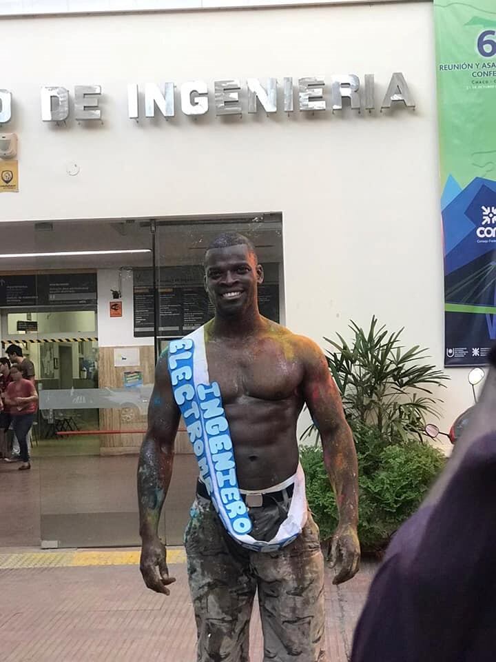 Oles Meronvil, el joven de Haití que se recibió de ingeniero.