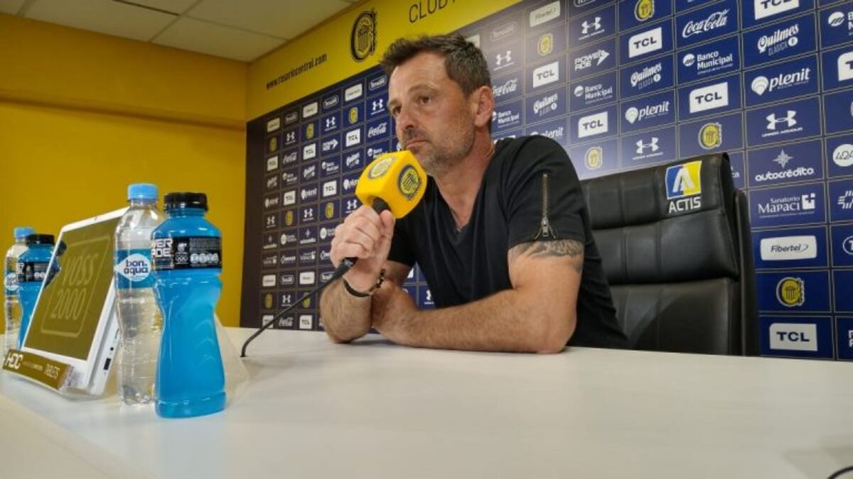 Ultradefensivo: Cocca evalúa poner una línea de cinco defensores contra River