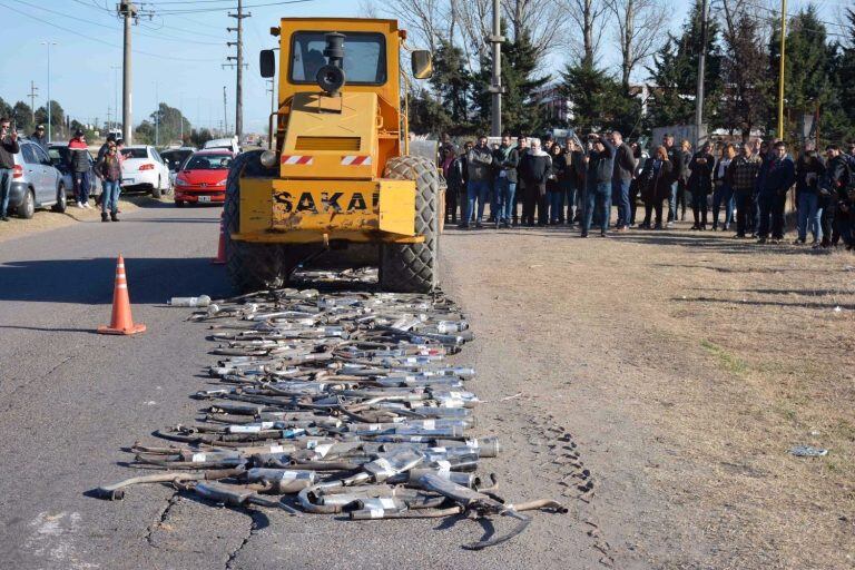 La máquina pasó unas cuatro veces para asegurar la destrucción. Foto: Chiche Herrera