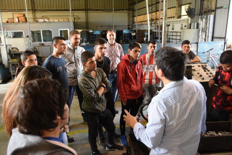 Los alumnos del taller de tornería pudieron ver cómo se pasa de la teoría a la práctica en una empresa. (Prensa Municipalidad de Rafaela)