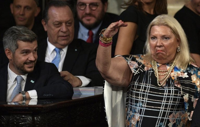 TOPSHOT - Argentine senator Elisa Carrio (R) salutes next to Argentina's Chief Cabinet Marcos Pena (L) before the speech of Argentine President Mauricio Macri during the inauguration of the 136th period of ordinary sessions at the Congress in Buenos Aires, Argentina on March 1, 2018. / AFP PHOTO / JUAN MABROMATA