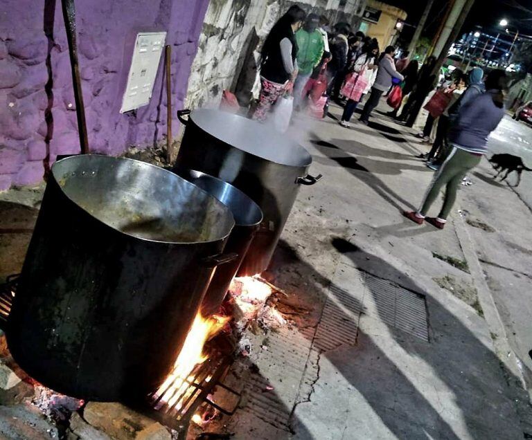 "Ollada popular" de este último jueves en Santa María de Punilla. (Foto: Facebook / Ángel Martínez).