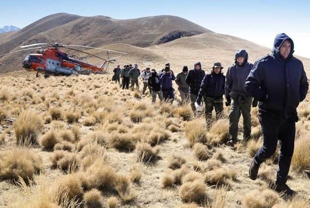 Las 13 personas que iban en la aeronave cuando comenzaron a bajar a pie, desde las montañas de Catamarca.