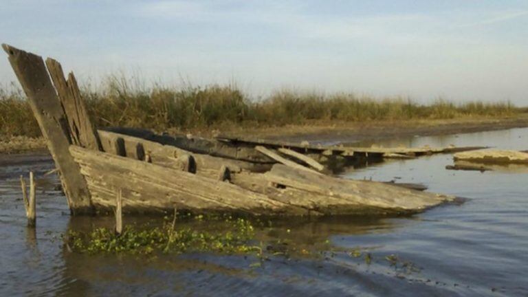 Parte del "Carmen Ligera" que se descubrió por la bajante del Paraná.