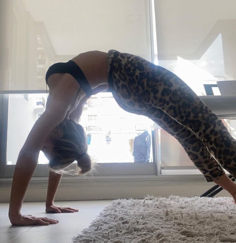 Laurita Fernández practica yoga desde su casa.