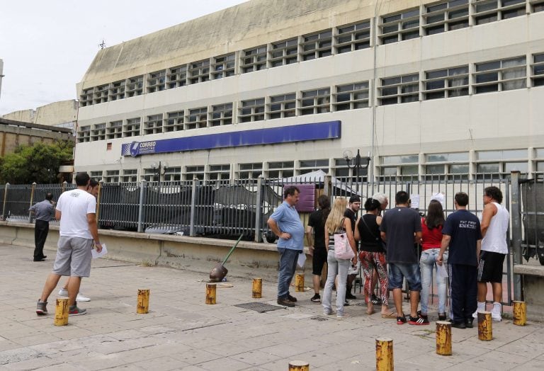 Ya no más colas en la puerta del Correo Argentino (REUTER)