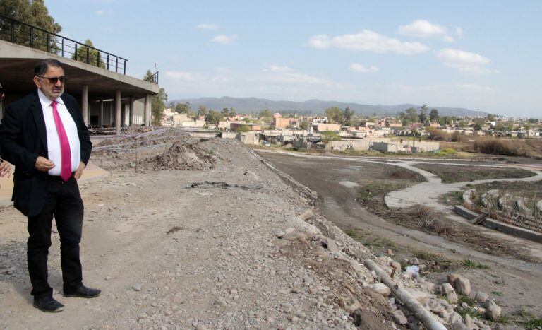 El intendente Jorge supervisando las obras en el parque "Dr. Manuel Belgrano", meses atrás.