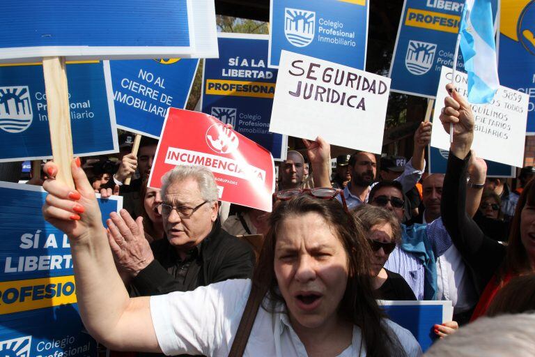 Protestas frente a la Quinta de Olivos por la ley de alquileres. (Foto: DYN)