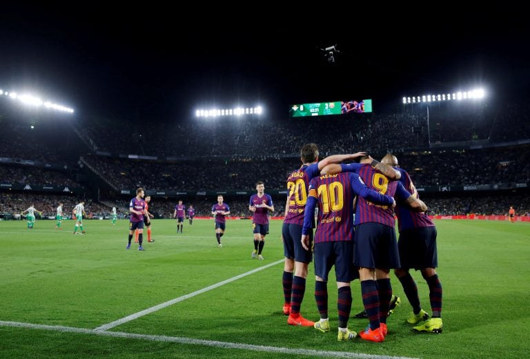 Los jugadores del Barcelona festejan con el crack argentino el tercer gol de Leo (Foto: REUTERS/Marcelo del Pozo)