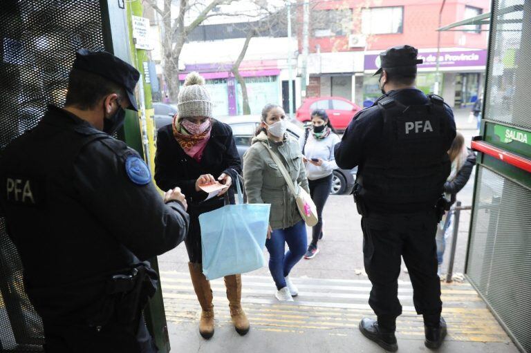 Controles en Provincia de Buenos Aires este viernes 19 de junio de 2020, día en el que entraron en vigencia las nuevas restricciones para el transporte público. (Clarín)