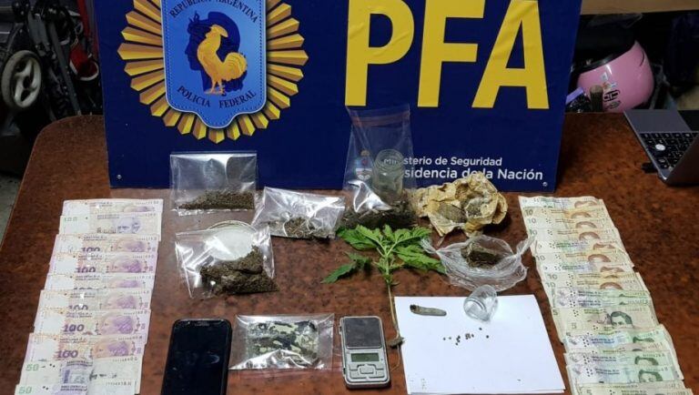 La Policía Federal incautó marihuana en Cipolletti durante el operativo (web).