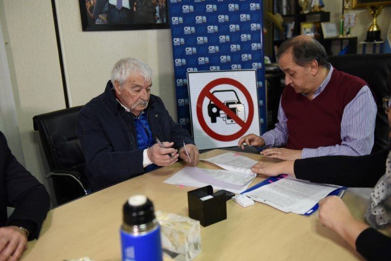 Fernando Roca firmó el convenio por el IAPG.