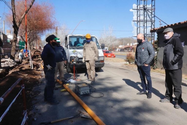 Recorrido del intendente junto a directivos, por la obra en el sur de la ciudad. (Foto: prensa municipal).