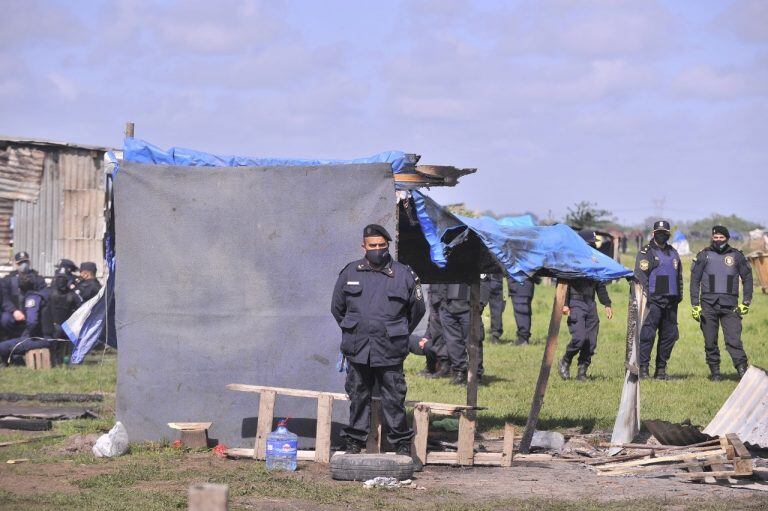 Desalojo de ocupantes que tomaban tierras en la localidad bonaerense de Guernica. (Clarín)