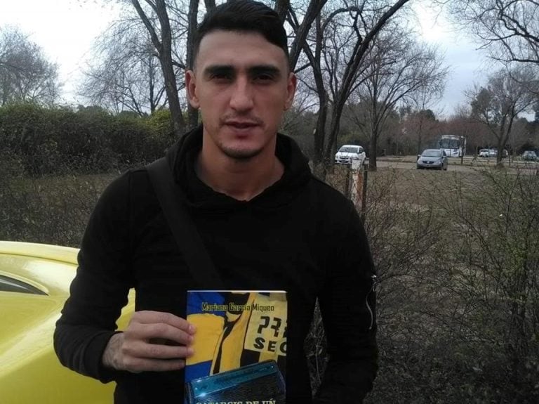 Matías Suárez con el libro. Los futboleros hacen catarsis con sus goles.