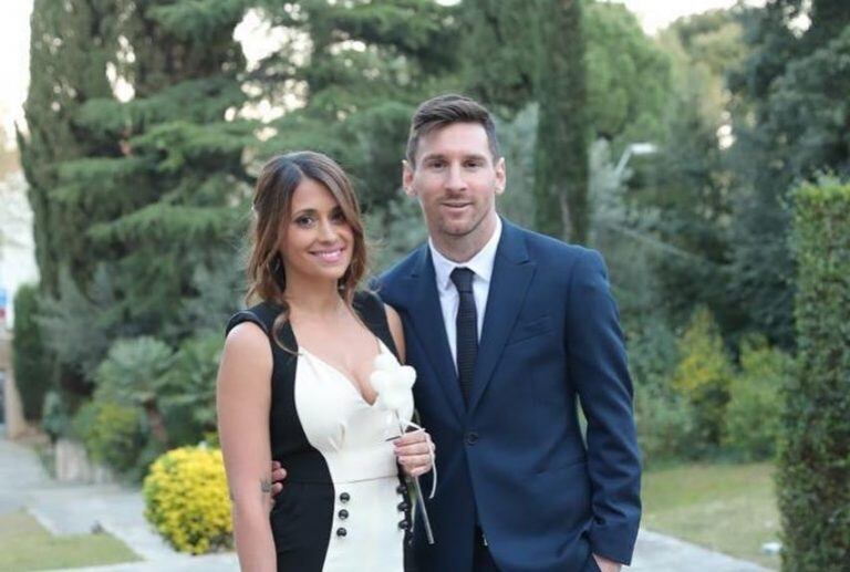 Antonela Roccuzzo y Lionel Messi en el bautismo del hijo de Cesc Fábregas. (@antoroccuzzo88)