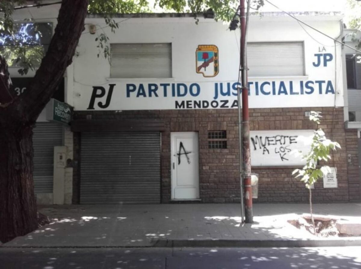 Atacaron la sede del PJ mendocino: "Muerte a los K"