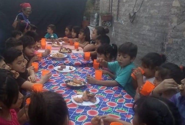 Sara Flores, en plena tarea en el merendero situado en el barrio Juncal de Las Heras.