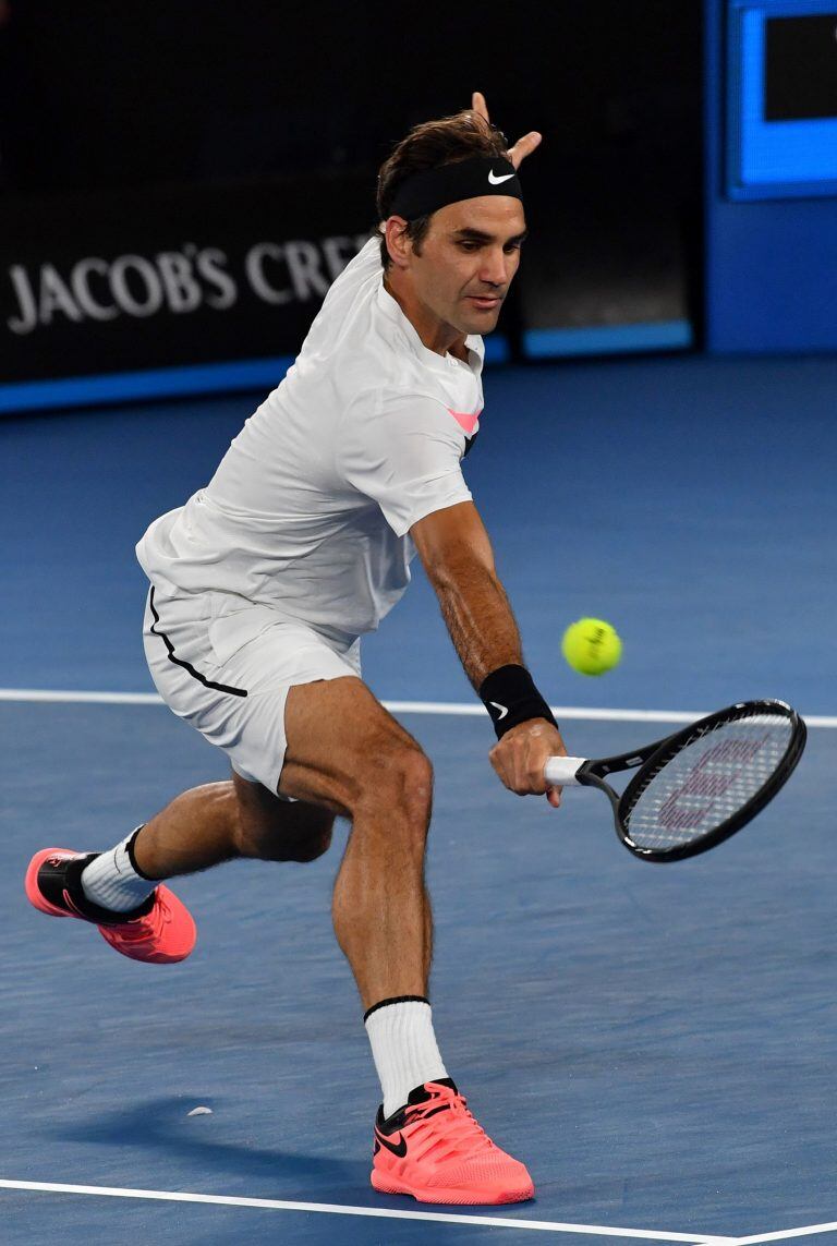 Roger Federer trabajó mucho para poder superar a Tomas Berdych en cuartos de final del Australian Open. / AFP PHOTO / Paul Crock /