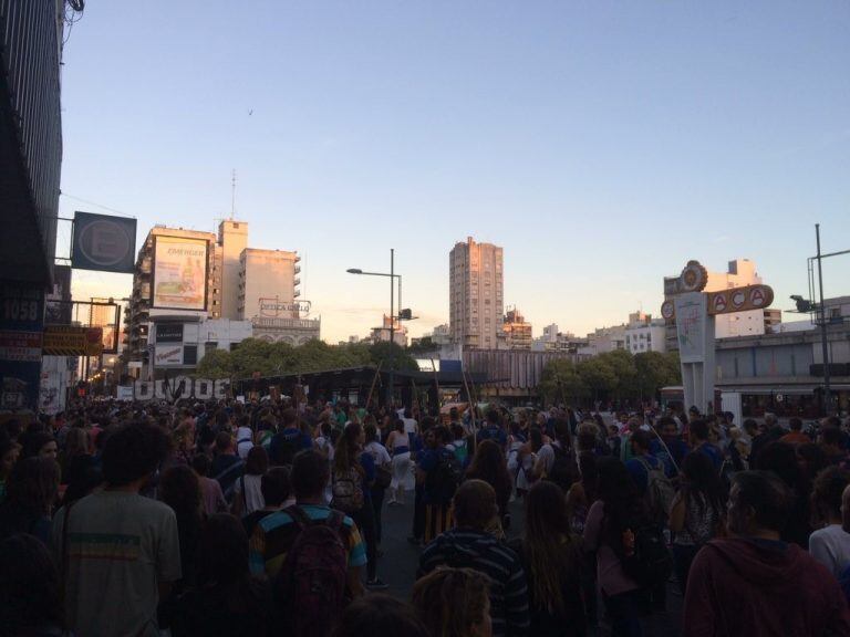 Una multitud marcha por memoria, verdad y justicia