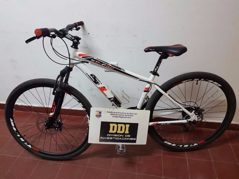 Traición de amigo. La bicicleta era robada.