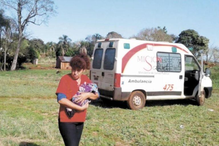 La enfermera Sofía Gimenez con el recién nacido en brazos.