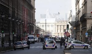 ISL190 PARÍS (FRANCIA) 03/02/2017.- Agentes de policía y servicios de emergencia acuden a los alrededores del museo Louvre en París (Francia) hoy, 3 de febrero de 2017. Una segunda persona ha sido detenida poco después de que un individuo atacara hoy a un