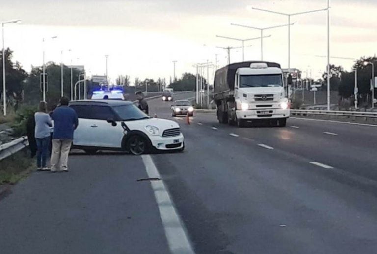 El rodado impactó contra el guardarraíl.