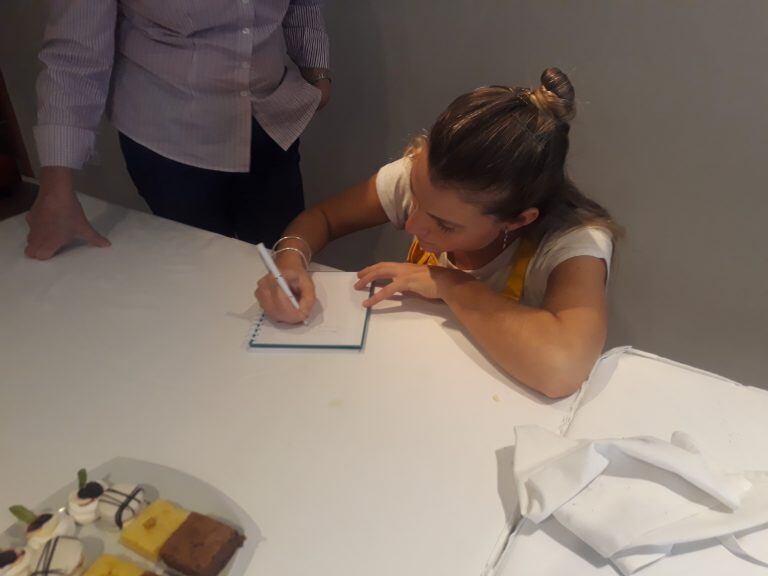 Firmando y dedicando una frase para las seguidoras