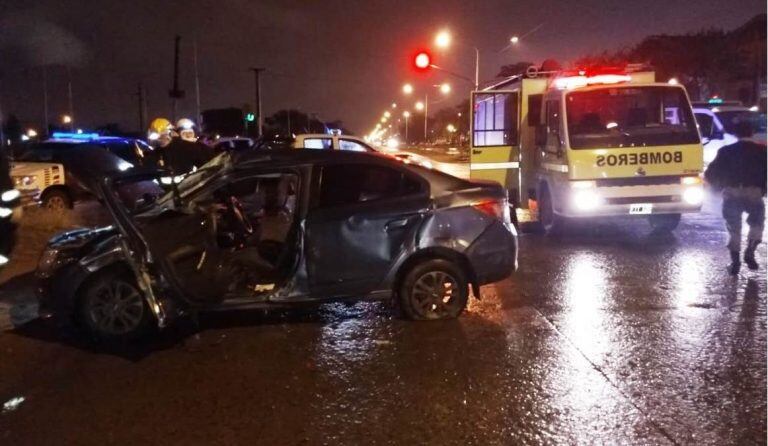 El automóvil fue impactado por el colectivo.