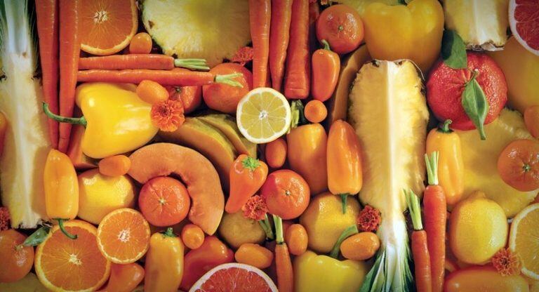 La vitamina C es necesaria para el crecimiento y reparación de tejidos. Se utiliza para formar una proteína utilizada para producir la piel, los tendones, los ligamentos y los vasos sanguíneos, para sanar heridas y en la absorción del hierro