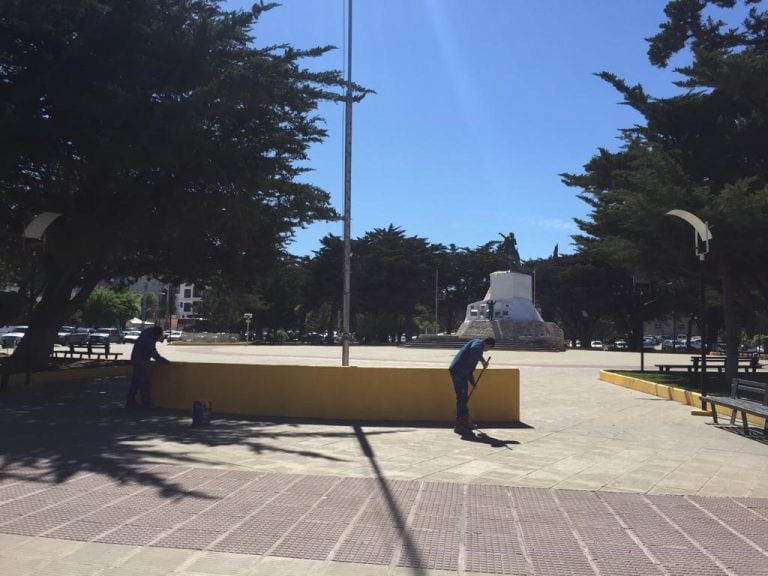 Trabajos de pintura en la plaza san Martín.