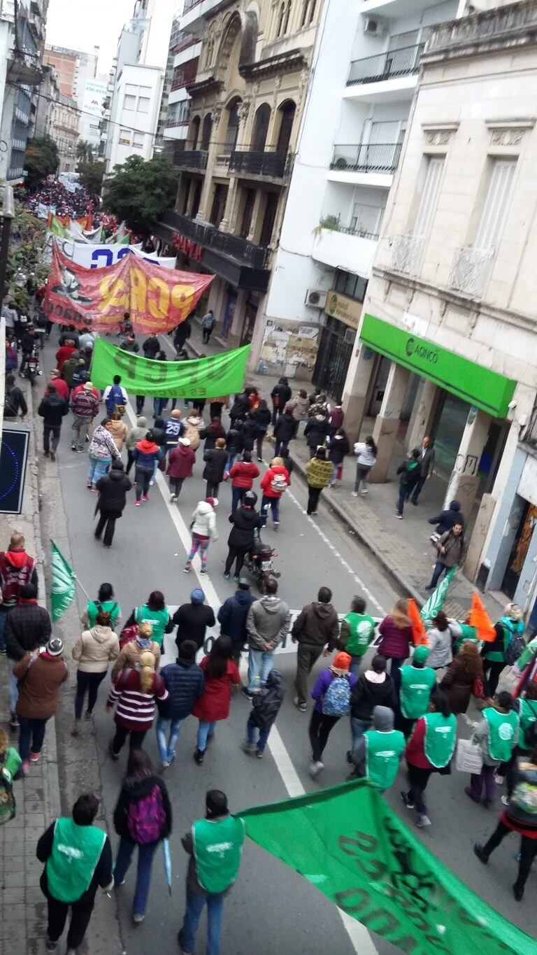 Paso de la Marcha Federal por Rosario.