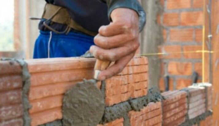 No está permitido colocar materiales de construcción, tierra y escombros sobre las calles.