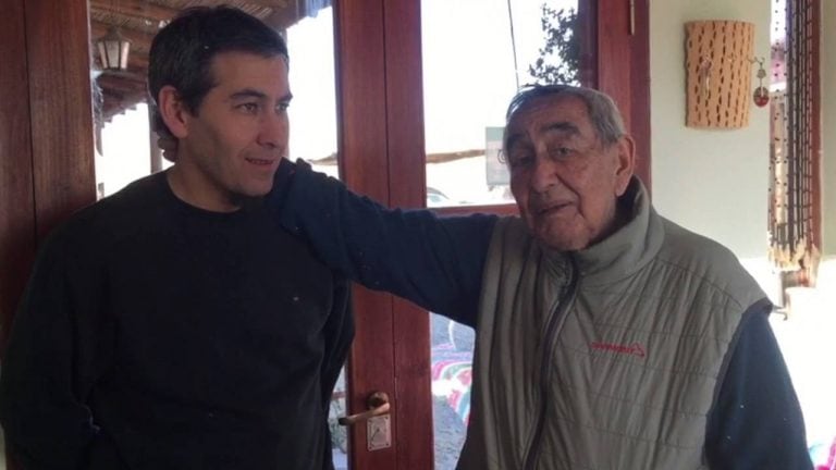 Juan Cruz Torres, junto a su padre, el recordado charanguista JaimeTorres, cuyo recuerdo estará presente este jueves en el 37° Tantanakuy Infantil en Humahuaca.