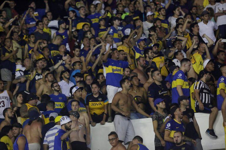 Fanáticos de Boca Juniors se enfrentaron a fanáticos de Junior. (Foto: EFE/RICARDO MALDONADO)