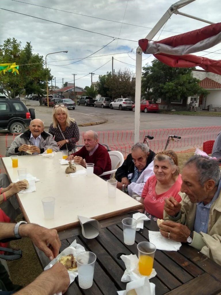 Abuelos de Geriátricos locales en el predio de la Fiesta del Trigo