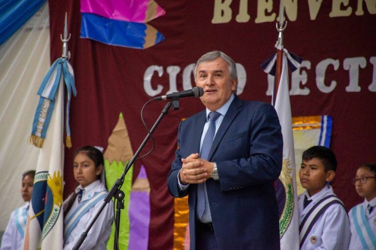 “No se van a parar las obras, los proyectos y la inversión en conectividad y formación docente, y vamos a seguir avanzando”, prometió el Gobernador.