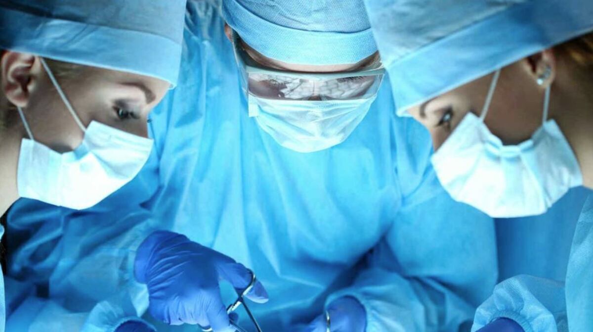 Un juez de Chubut ordenó a una obra social a cubrir la cirugía de un adolescente trans