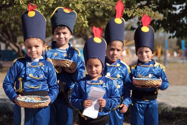 Niños de las escuelas representando a los Granaderos Puntanos.