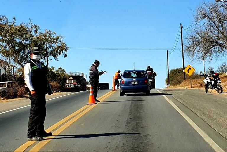 Controles viales en uno de los ingresos a Villa Carlos Paz.