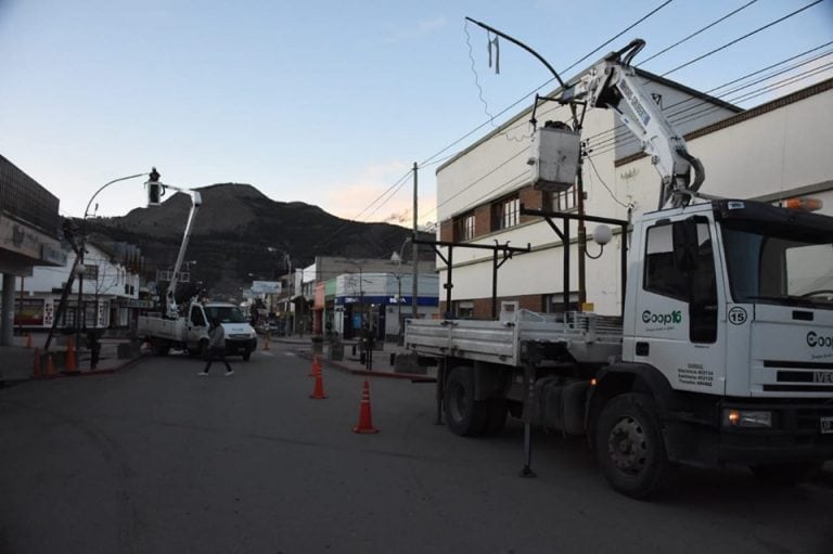 Siguen con la colocación de nuevas luminarias