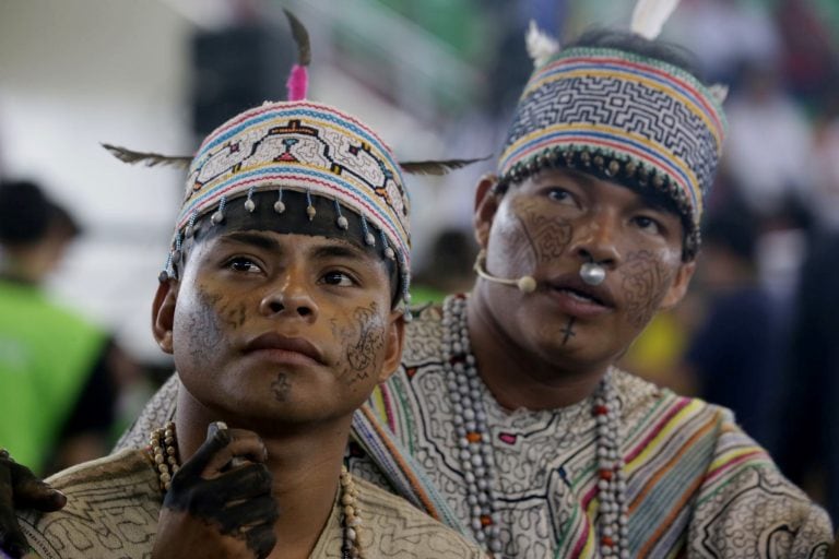 Dos indígenas esperan la llegada del papa Francisco a Puerto Maldonado, Perú, el 19/01/2018. En Puerto Maldonado el papa se reunirá con pueblos indígenas de la Amazonía y niños y adolescentes de un albergue. La ciudad amazónica, de casi 100.000 habitantes, concentra los principales problemas que amenazan al Perú: pobreza, abandono, discriminación, contaminación y actos ilícitos como la tala de madera y la minería ilegal, explotación laboral. (Vinculado a la cobertura del día de dpa) Foto: Carlos Lezama/Agentur Andina/dpa +++ dpa-fotografia +++