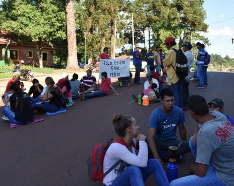 Tareferos esperaban a ser atendidos por las autoridades de San Pedro. (Foto: Carina Martínez).