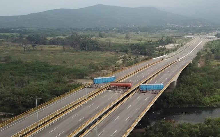 El puente puente fronterizo de Tienditas, bloqueado. (AP)