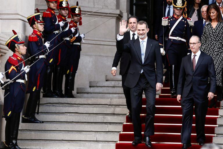 Imagen archivo. El rey Felipe VI acompañado por el presidente de la Corte Suprema de Justicia de la Nación, Carlos Rosenkrantz. Foto: EFE.