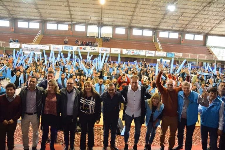 El gobernador electo Herrera Ahuad junto a Pitana, otros candidatos y Diego Sartori, quien encabeza la lista, seguido por Ivonne Aquino, hoy ministra de Educación. (MisionesOnline)